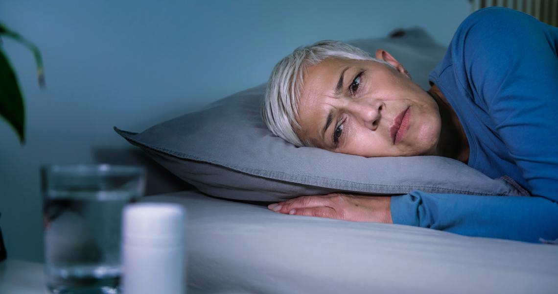Melatonin og søvn - moden kvinde prøver at sove