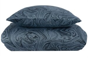 Mønstret sengetøj 140x220 cm - 100% Blødt bomuldssatin - Marble dark blue - By Night sengesæt