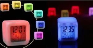 LED vækkeur med flot farveskift i mellem 7 forskellige farver.