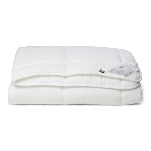 Allergivenlig fiberdyne 140x220 cm - Helårsdyne - Let fugttransporterende dyne - Nordstrand Home dyne