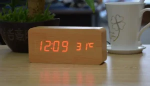 LED vækkeur i træ-design. Bambus.