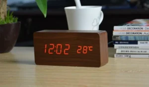 LED vækkeur i træ-design. Brun.