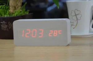 LED vækkeur i træ-design. Hvid.