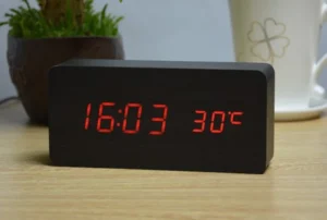 LED vækkeur i træ-design. Sort.