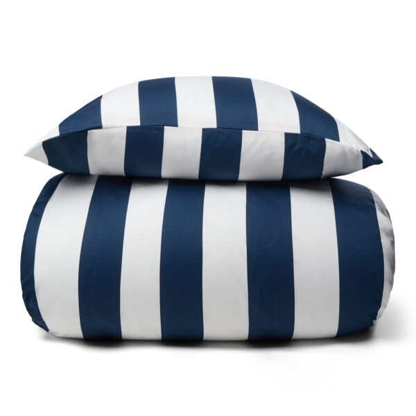 Sengetøj i 100% blødt og lækkert bomuldssatin - 200x220 cm - Flotte blå striber - Nordic Stripe sengesæt fra By Night
