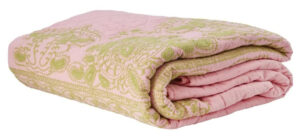 Rice Cotton Quilt Sengetæppe 225x250cm - Soft Pink med Grønne Broderier