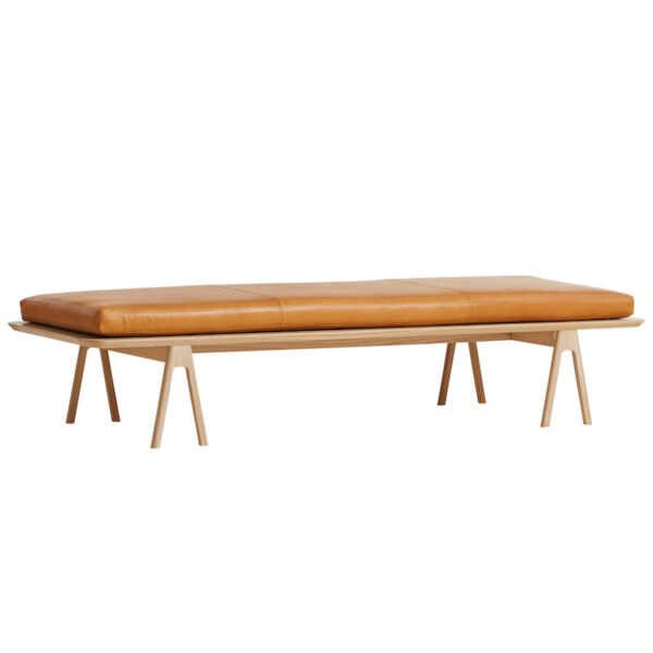 Level Daybed i træ/læder WOUD - Egetræ og cognac læder / Ønsker ingen ekstra pude
