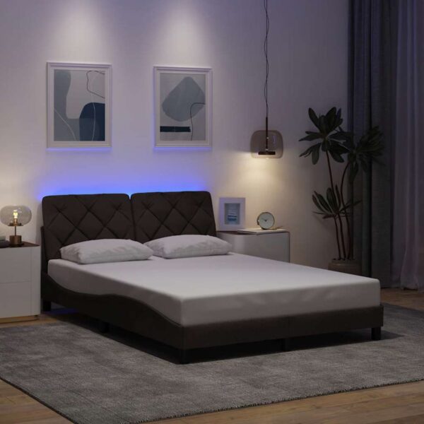 vidaXL sengeramme med LED uden madras 140x200 cm stof mørkebrun