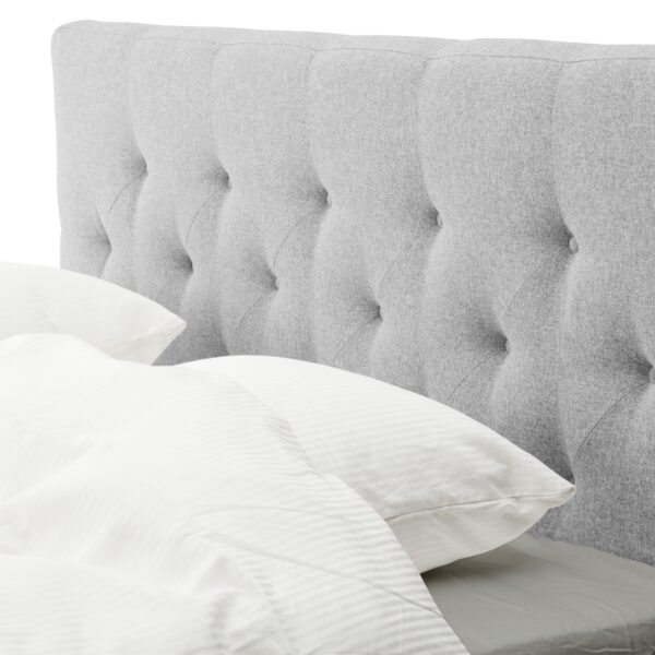 Sengegavl 160x150 cm - Lysegråt hovedgærde med knapper - Nordstrand Home